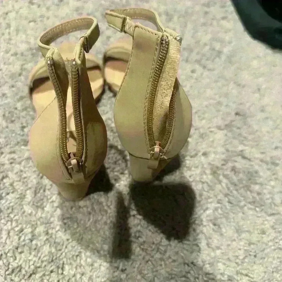 Tan heels size 9 - Picture 2 of 4
